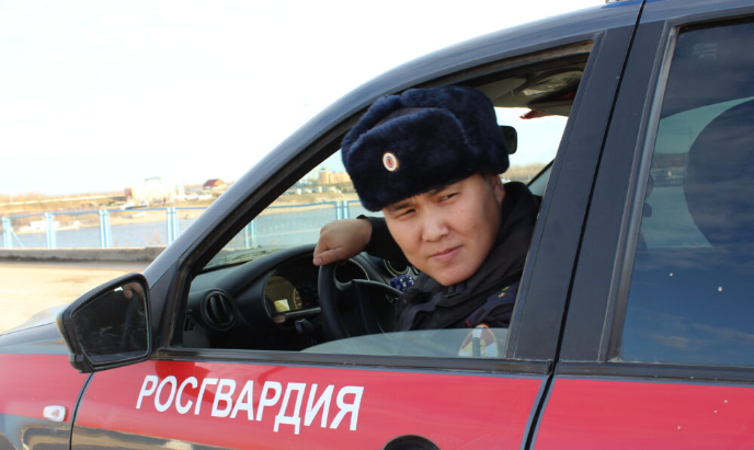 Наряд Росгвардии задержал в Якутске подозреваемого в угоне авто