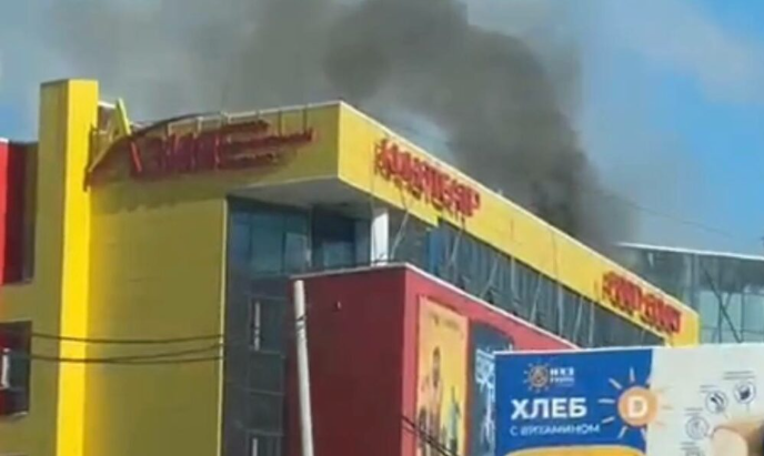 В Якутске из-за пожара эвакуировали персонал и посетителей ТРК «Азия»