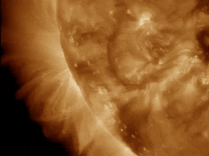 Вспышка на Солнце М-класса, которую астрономы сняли 18 мая. Изображение: SDO / NASA