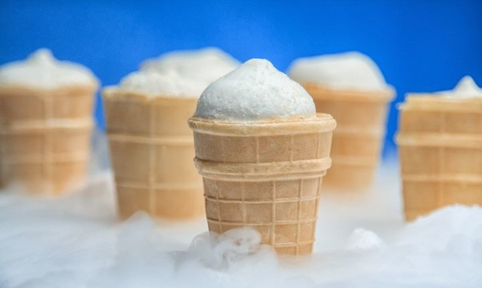 Жители города нашли неожиданное решение проблемы жары — замораживают мороженое на улицах!