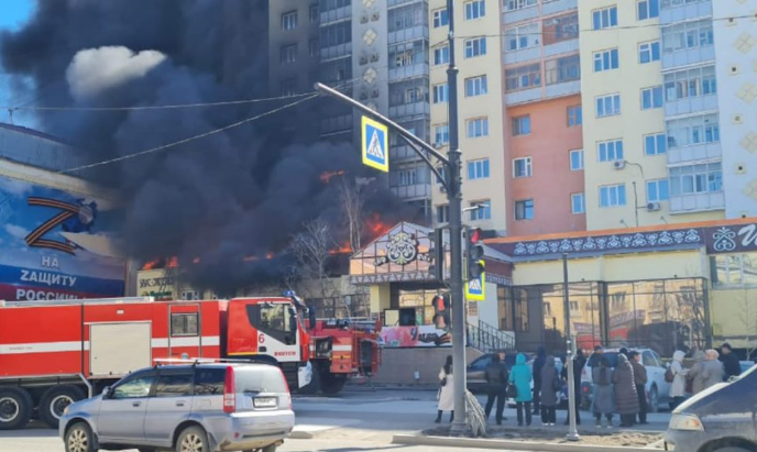 😨🔥 В центре Якутска загорелся магазин «Илин Энэр», который расположен в жилом доме