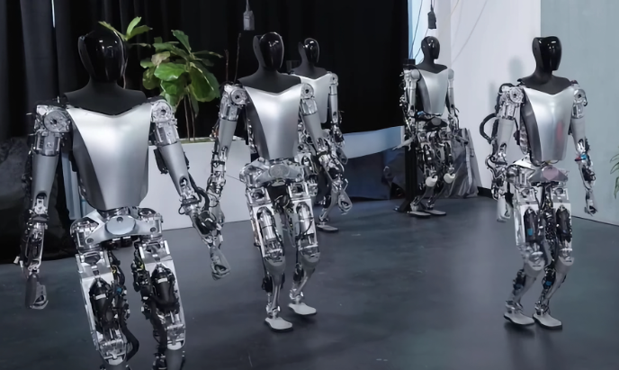 Tesla показала новые возможности гуманоидных роботов Tesla Bot