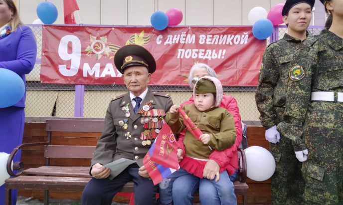 В Якутске для ветеранов устроили дворовые концерты