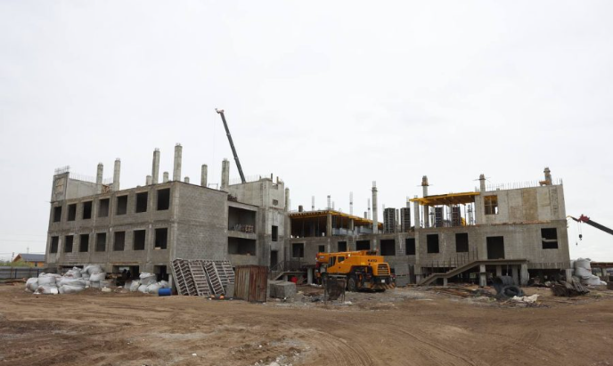 Стройготовность новой школы в Жатае на 1 августа составляет 30%