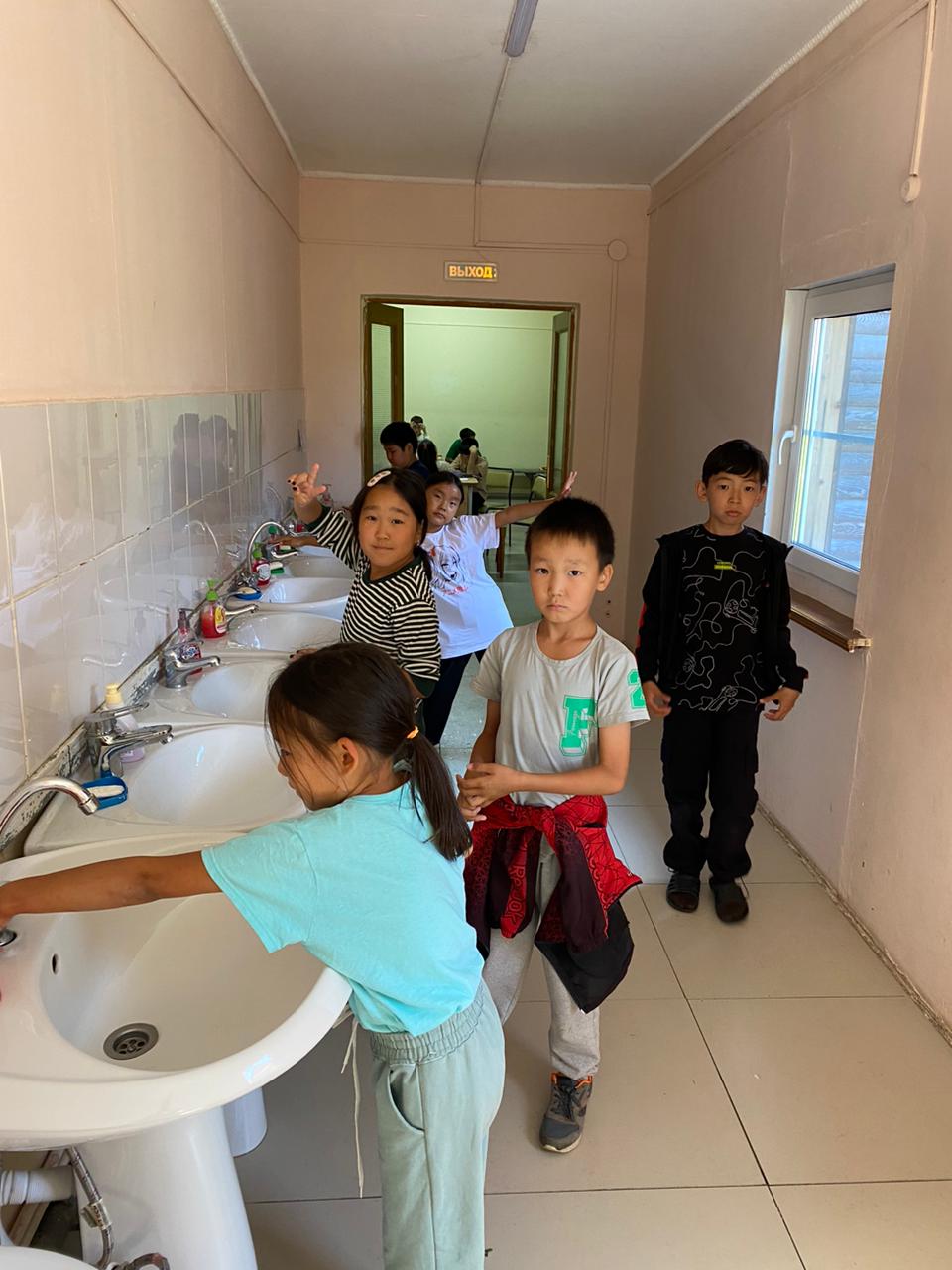 Перед каждым приёмом пищи дети моют руки, и ждут пока дежурные накроют на стол и позовут отряд.