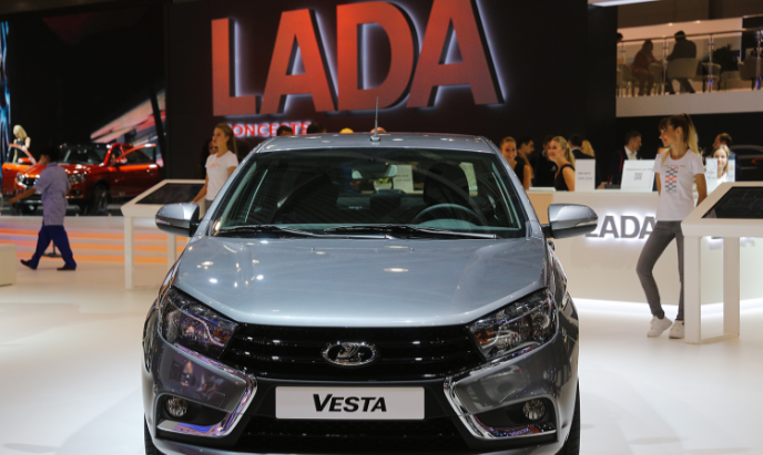 В гараж Госдумы поступили первые российские машины Lada Vesta